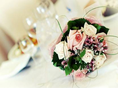 Август - свадьба щедро украшается цветами